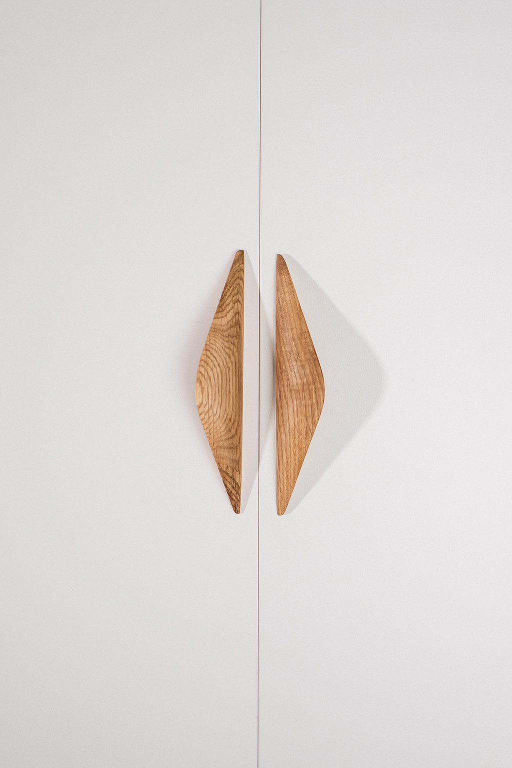Shard Solid Oak Cabinet Handle, Wooden Handle for Kitchen Cabinets and Furniture, Natural Oak
