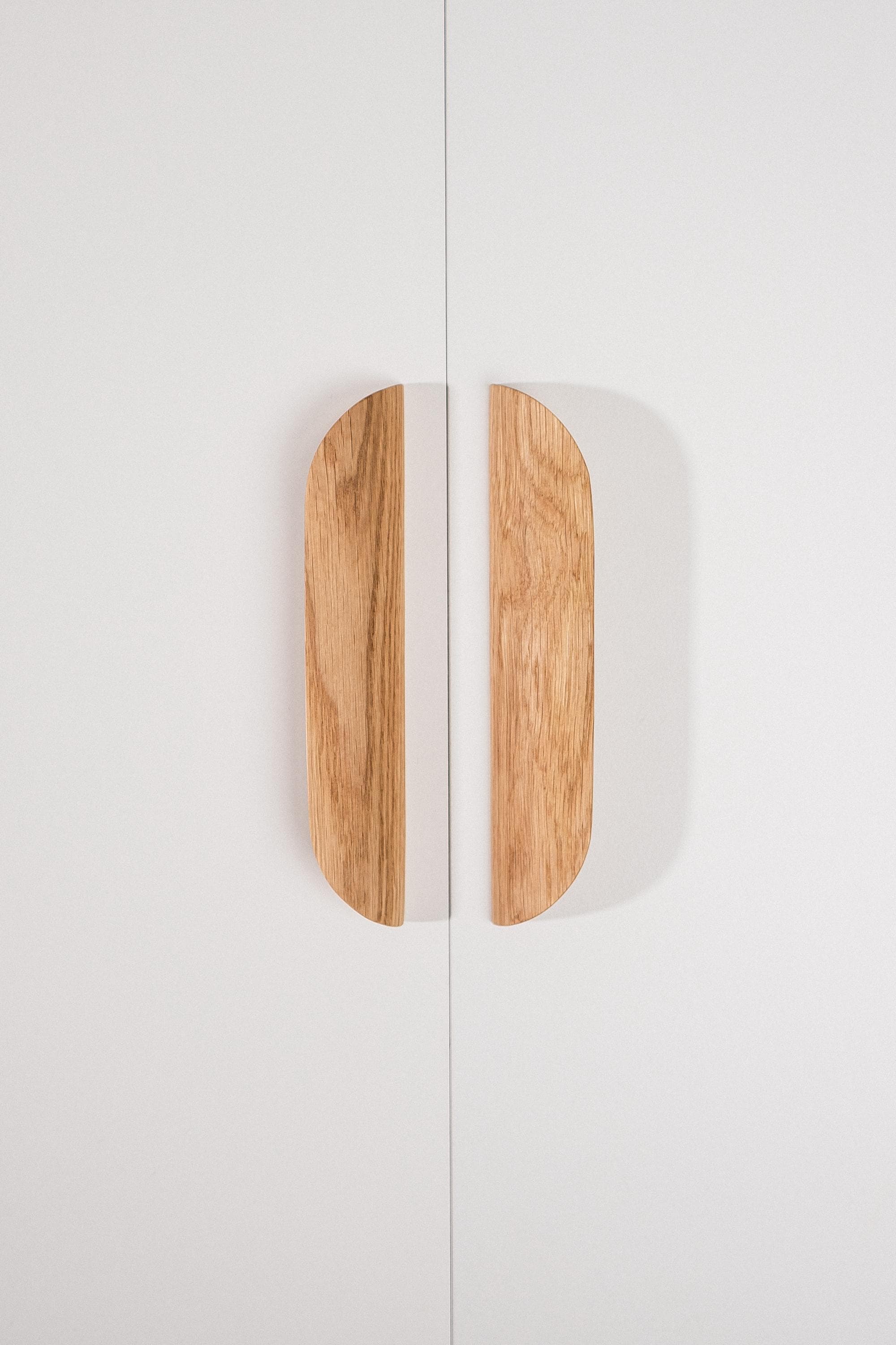 Tide Solid Oak Cabinet Handle, Rounded Wooden Drawer Pull, Modern Kitchen and Wardrobe Handle